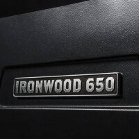 Traeger IRONWOOD 650 - SCHWARZ Pellet Grill   incl. Abdeckhaube und  klappbarer Frontablage im SET